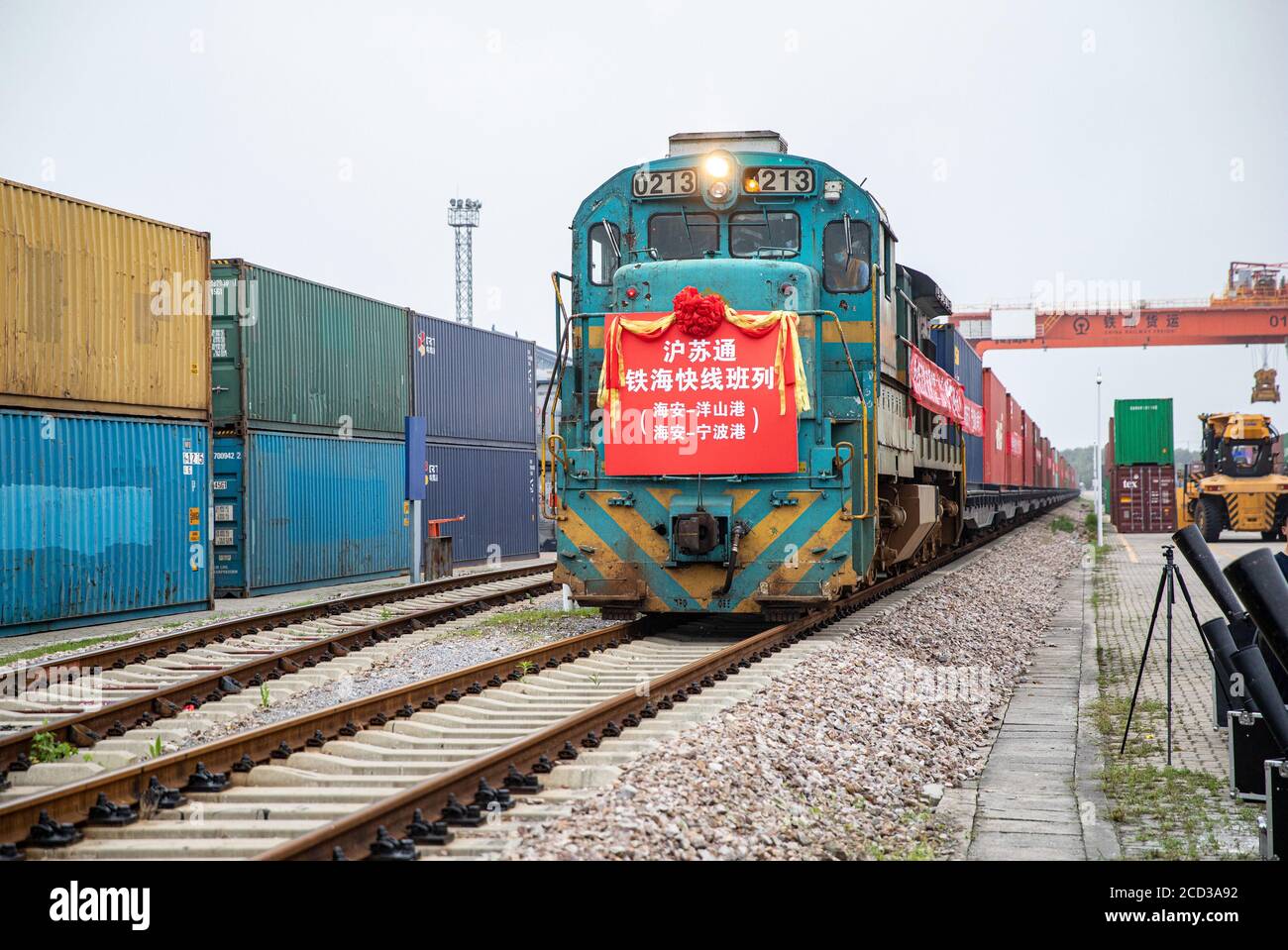 Un treno che trasporta mobili e pannelli solari parte dalla base logistica hai'an del China Railway Shanghai Group, dirigendosi al Porto di Yangshan a Shanghai, A. Foto Stock