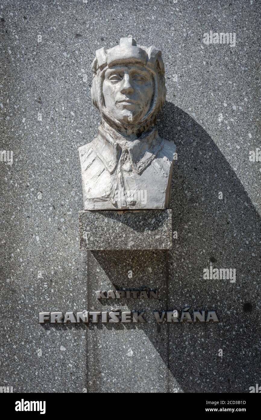 Il memoriale e il cimitero dell'esercito cecoslovacco nel Passo di Dukla - vicolo della memoria, un busto del capitano, la petroliera Franisek Vrana Foto Stock