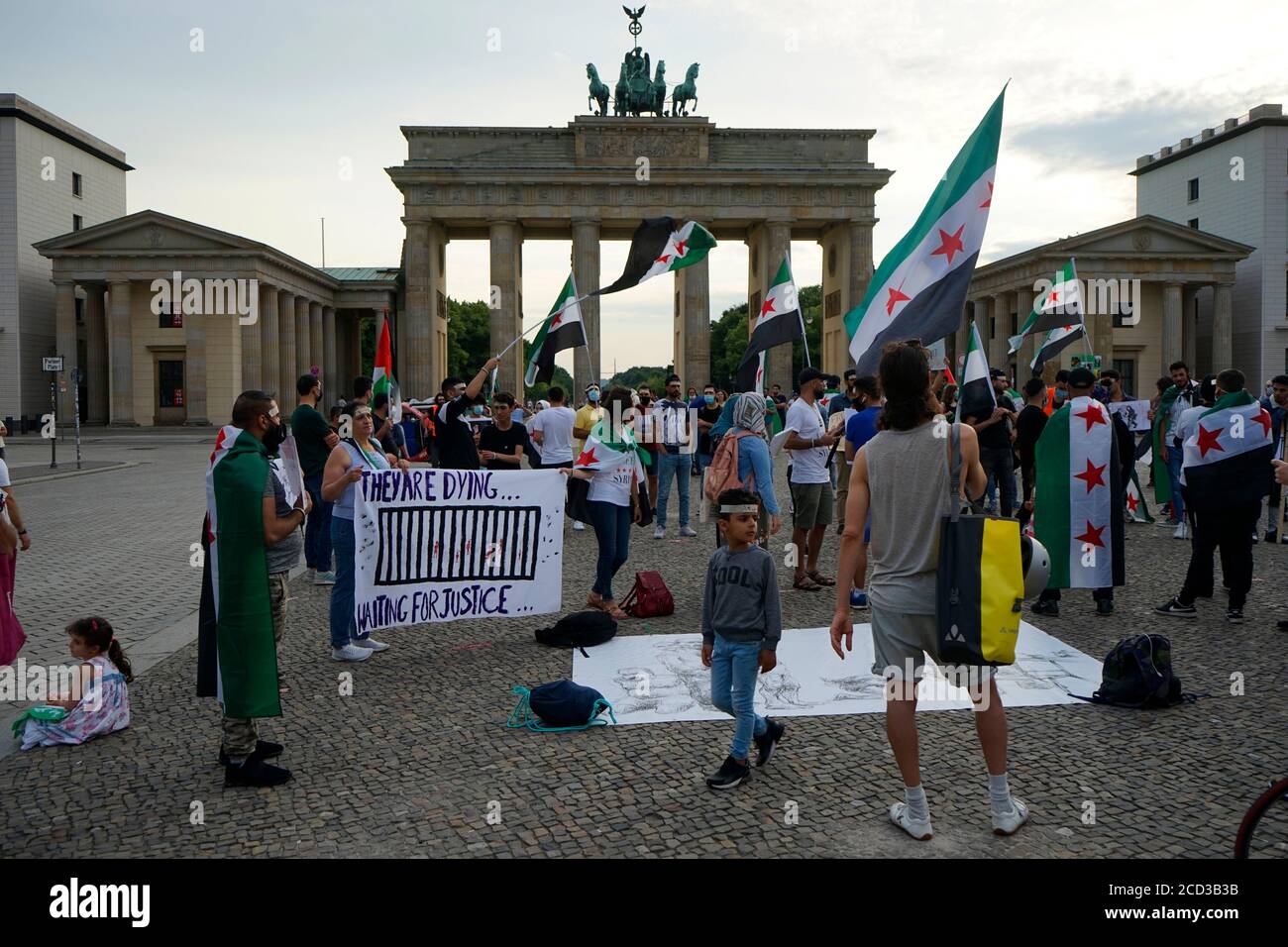 Eine Demonstration von Exil-Syrern vor dem Brandenburger Tor, Pariser Platz, Berlin-Mitte (nur fuer redaktionelle Verwendung. Keine Werbung. Referenz Foto Stock