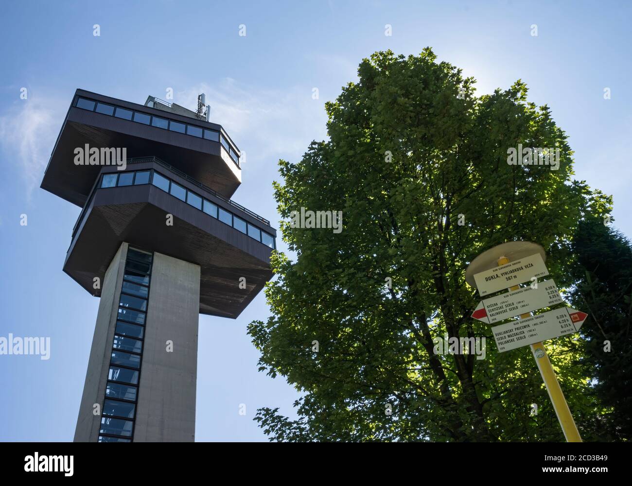 Torre di osservazione sul passo di montagna Dukla sul confine slovacco-polacco e cartelli turistici. Foto Stock