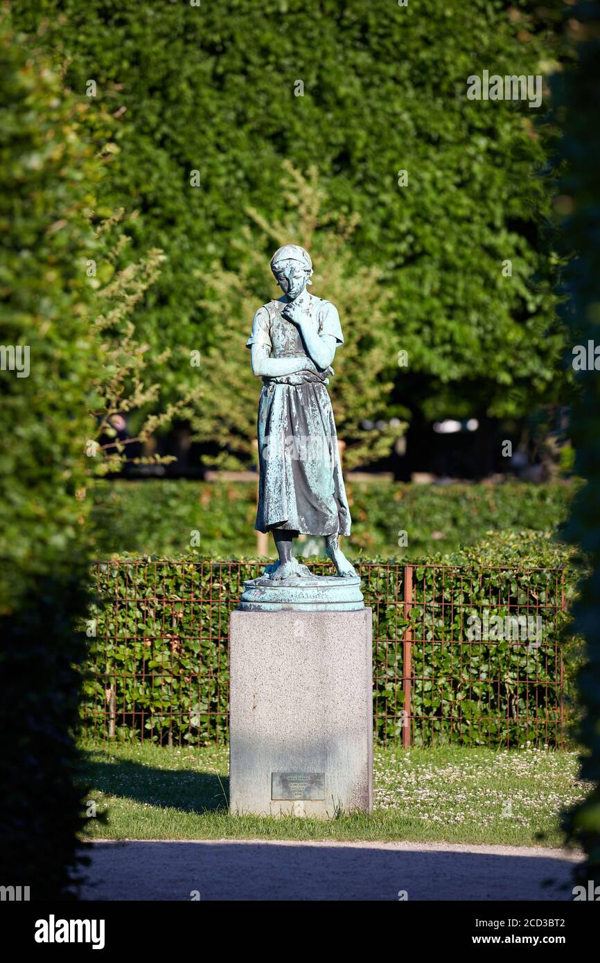 'Liden Gunver' (Little Gunver), statua in bronzo di Theobald Stein, 1899; Rosenborg Castle Garden, Copenhagen, Danimarca Foto Stock