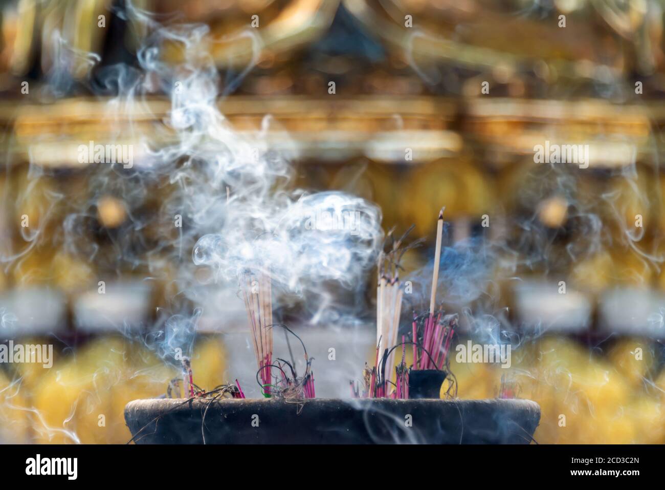 I bastoni di incenso fumano nella pagoda di Shwedagon a Yangon, Birmania, Myanmar Foto Stock