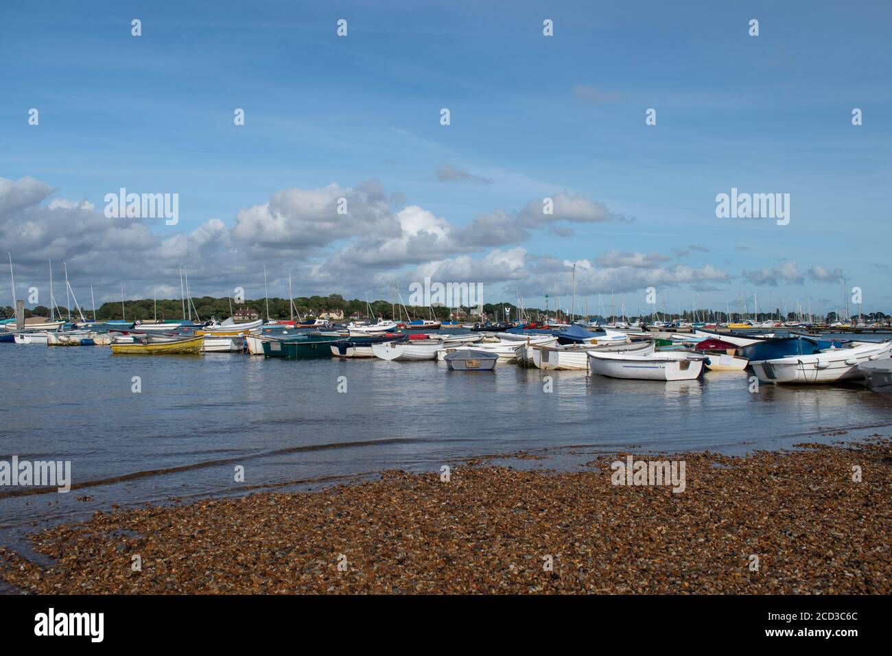 Piccola spiaggia a Itchenor con vista sulle numerose piccole barche ormeggiate nell'estuario. Foto Stock