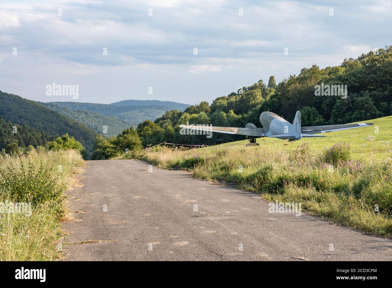 Piano Lisunov li-2 dalla seconda guerra mondiale sul Passo di Dukla. L'aereo lasciato al posto della battaglia come monumento ed è in fase di ristrutturazione. Slovacchia Foto Stock