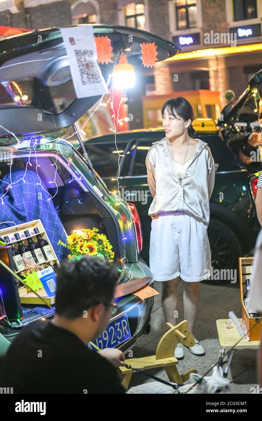 Una gamma di parcheggi e apre il loro tronco, dove sono messi vari prodotti, formando un mercato notturno speciale nella città di Jinan, Shandong Provin della Cina orientale Foto Stock
