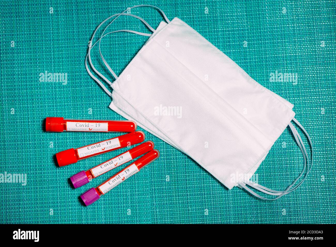 Il vaccino per Coronavirus. Esami del sangue positivi per Coronavirus in provette. Foto Stock