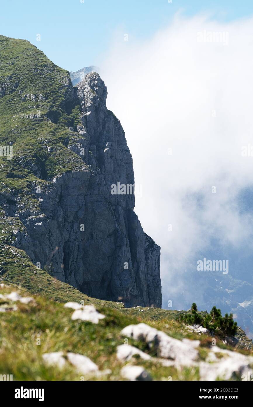 Parete precipitosa in montagna - Mangart, Alpi Giulie, Slovenia. Arrampicate in montagna, natura, viaggi e concetti turistici Foto Stock