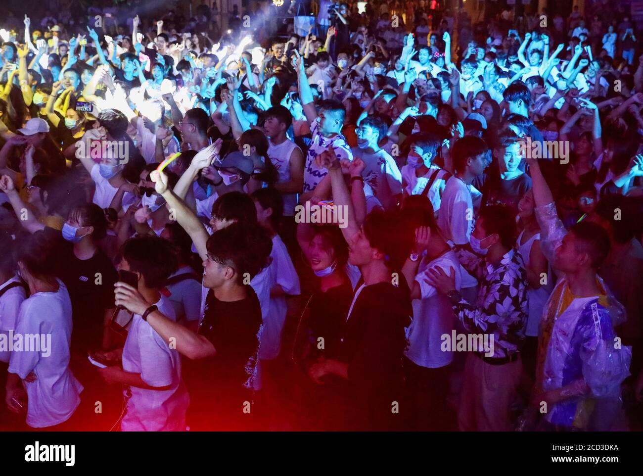 Festa della gente all'Electronic Dance Music Festival alla Shanghai Happy Valley di Shanghai, Cina, 10 luglio 2020. Foto Stock