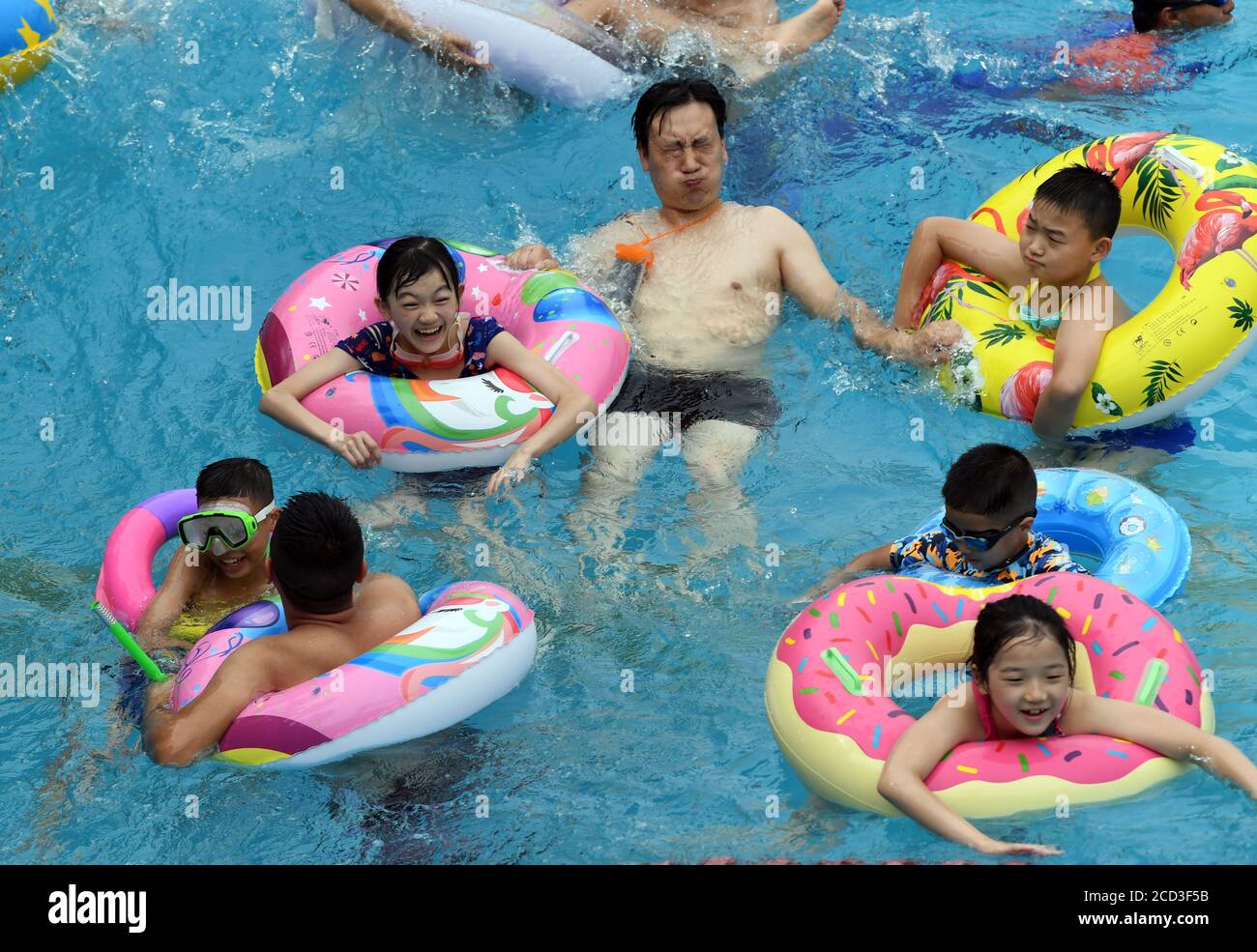 Le persone godono di acqua in una piscina in un parco acquatico come il calore estivo colpisce Chongqing a Chongqing, Cina, 25 luglio 2020. Foto Stock