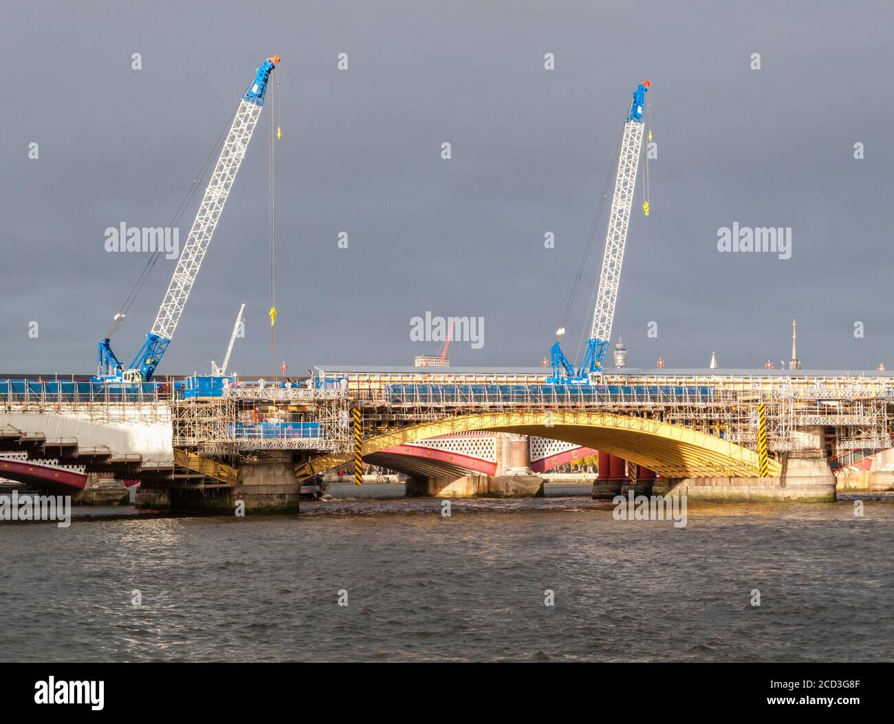 Gru a torre e ponteggi sul ponte Blackfriars sul fiume Tamigi durante la costuction del collegamento della stazione tra il nord e le banche del sud Foto Stock