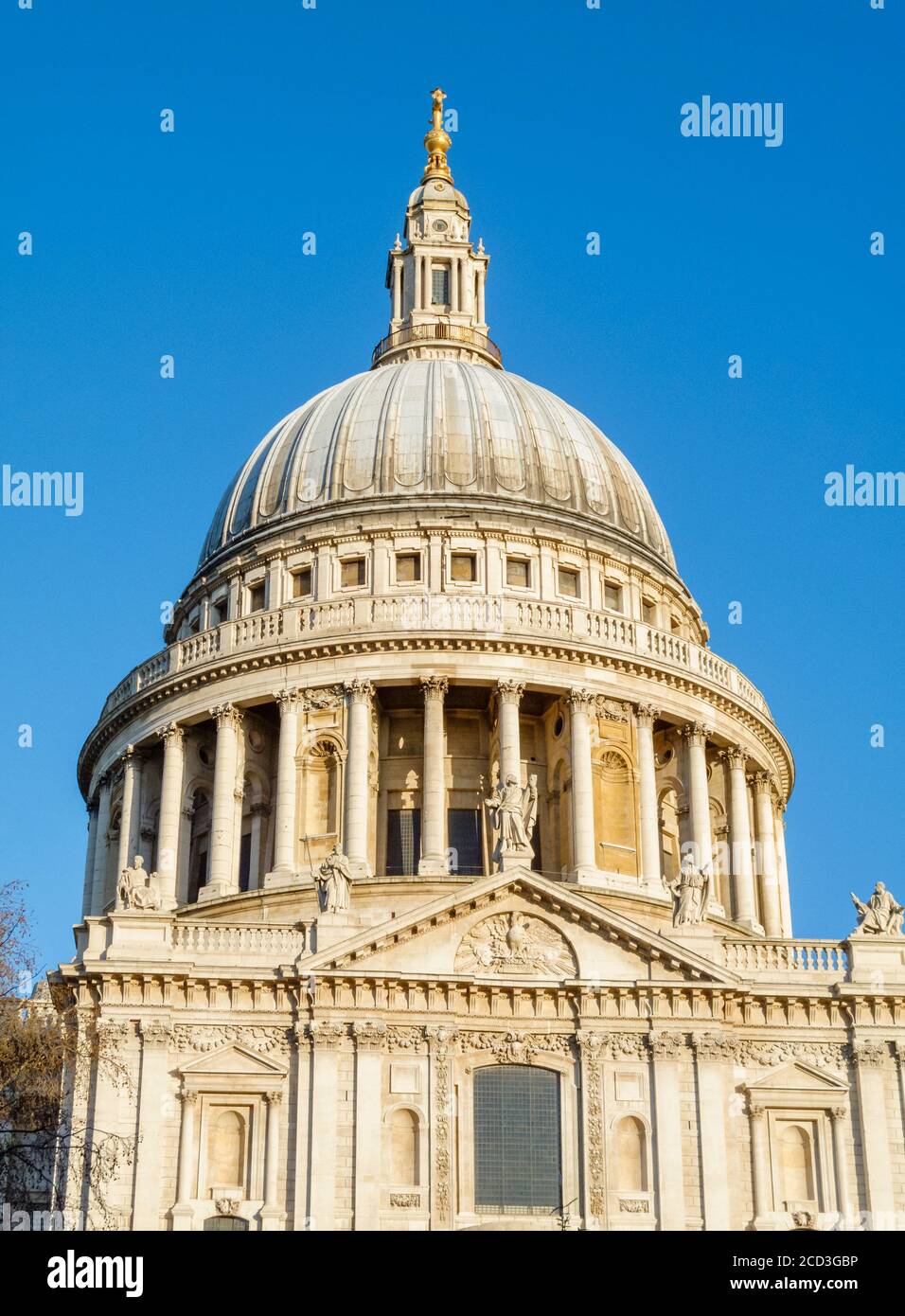 Dettagli architettonici dell'iconico monumento londinese, la cupola della Cattedrale di San Paolo, vista dal lato sud con il cielo blu in una soleggiata giornata invernale Foto Stock