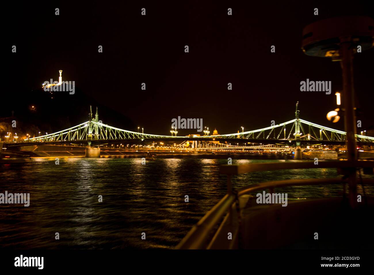 Fotografia notturna del Ponte della libertà, Budapest, Ungheria sul Danubio Foto Stock