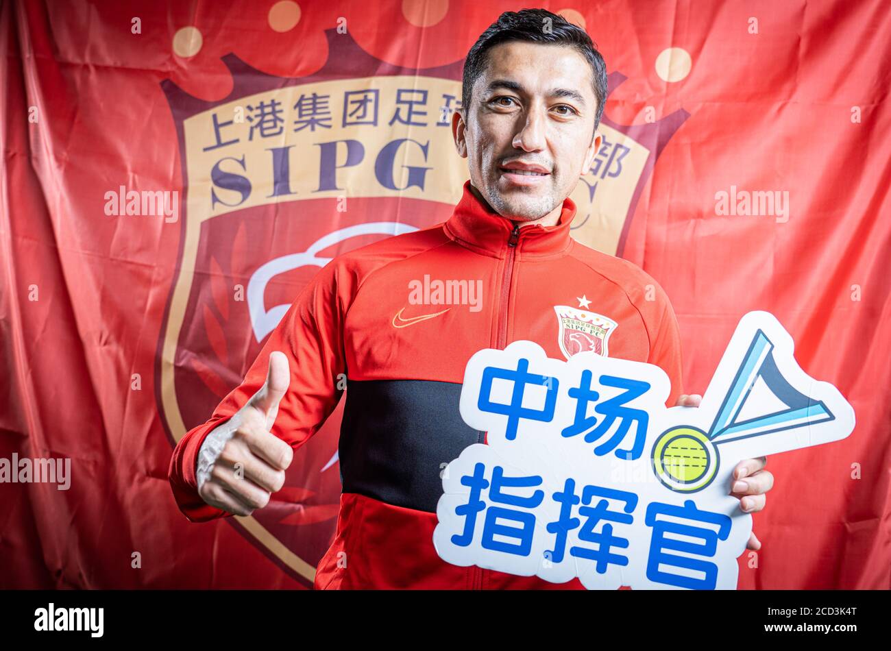 Il calciatore uzbeko Odil Ahmedov di Shanghai SIGG F.C. si pone per scattare una foto, Shanghai, Cina, 15 luglio 2020. *** Local Caption *** fachaoshi Foto Stock