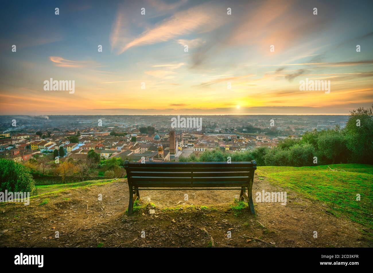 Panca del Parco e veduta aerea di Pietrasanta dalla Rocca di Sala al tramonto. Versilia Lucca Toscana Italia Europa Foto Stock
