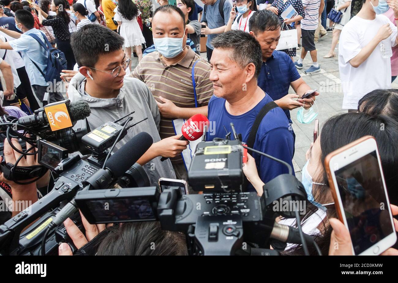 Liang Shi, uomo cinese di 53 anni, esce dal centro di test, dove ha appena terminato il suo 24esimo Gaokao, conosciuto anche come National College Ent del 2020 Foto Stock