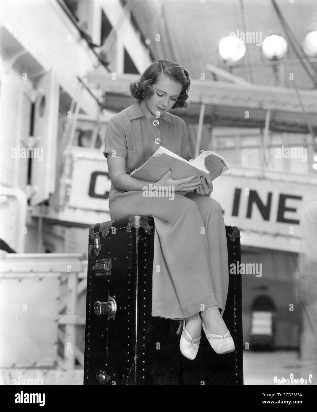 RUBY KEELER sul set candida sceneggiatura di lettura durante le riprese di READY, WILLING AND ABLE 1937 del regista RAY ENRIGHT, messa in scena da Bobby Connolly Warner Bros Foto Stock