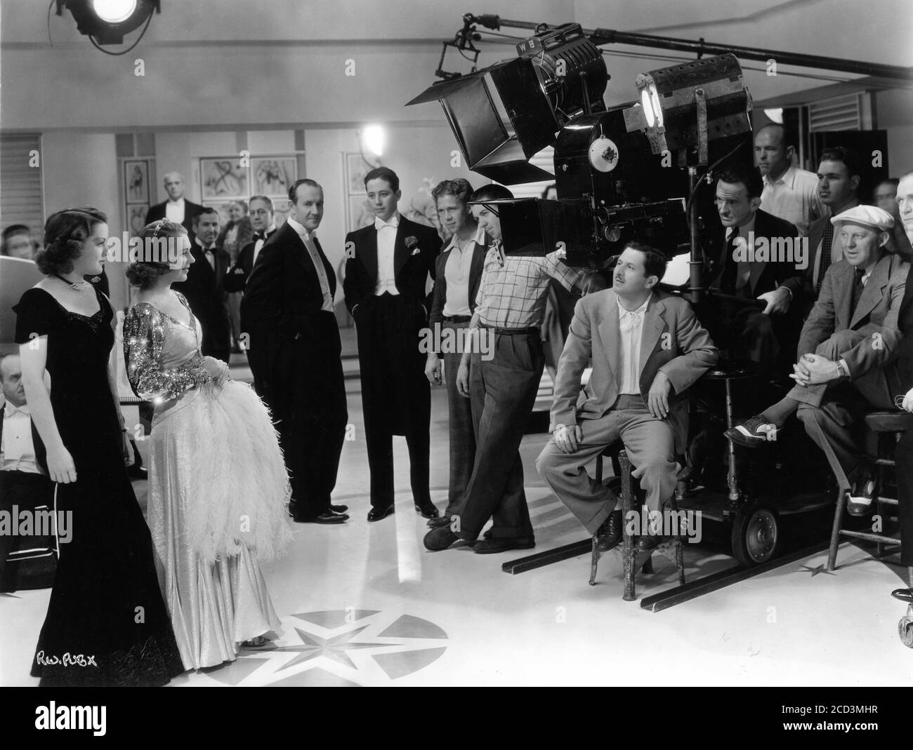 CAROL HUGHES RUBY KEELER ROSS ALEXANDER sul set cantato con il cinematografo Sol POLITO (seduto davanti alla fotocamera) e il regista RAY ENRIGHT (con cappuccio bianco) durante le riprese di BRANI musicali PRONTI, VOLENTEROSI E CAPACI del regista RAY ENRIGHT del 1937 in scena da Bobby Connolly Warner Bros. Foto Stock