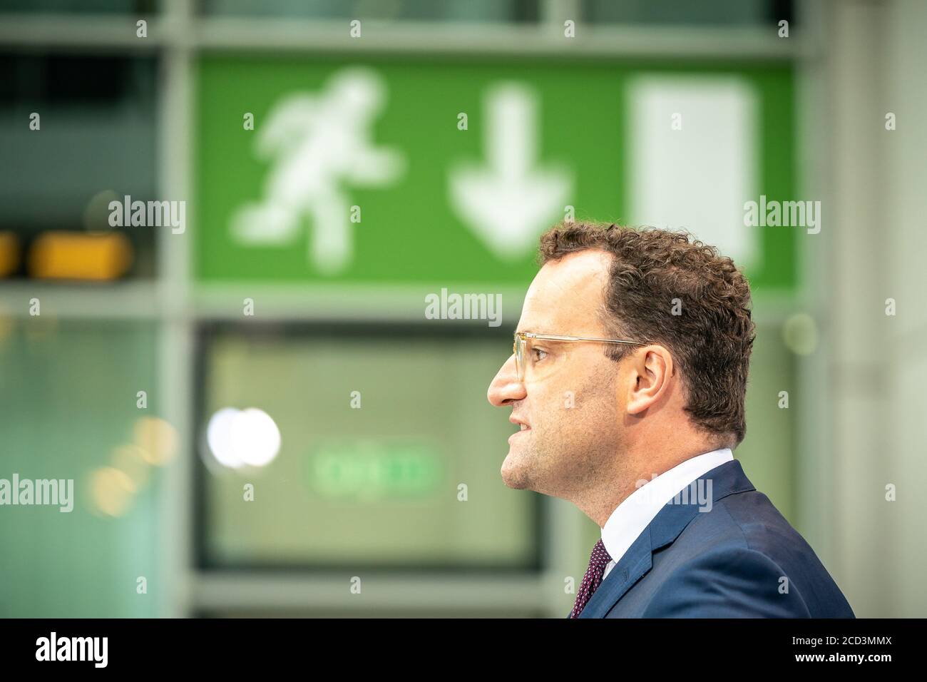 Berlino, Germania. 26 Agosto 2020. Jens Spahn (CDU), Ministro federale della sanità, tiene una conferenza stampa presso il Ministero federale della sanità. A causa della crescente esposizione ai test corona, i laboratori in Germania hanno richiesto nuove normative per i test per le persone che tornano in Germania Il più presto possibile. Spahn e i ministri della Sanità degli stati avevano suggerito a maggioranza che in futuro non dovrebbero più essere disponibili test corona gratuiti per i turisti. Credit: Michael Kappeler/dpa/Alamy Live News Foto Stock