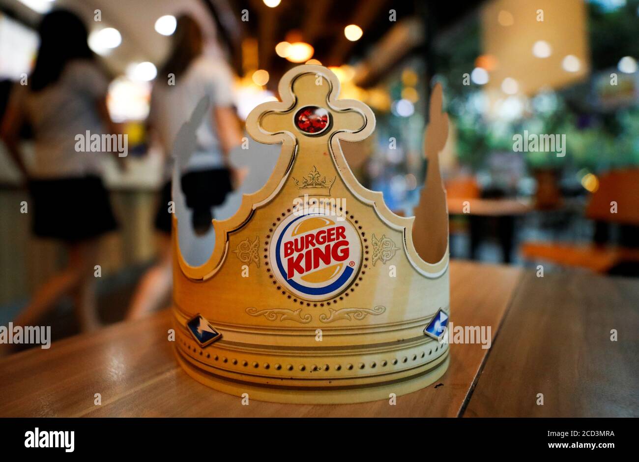 Una corona di carta è vista in un ristorante Burger King a Bangkok,  Thailandia, 26 agosto 2020. REUTERS/Jorge Silva Foto stock - Alamy