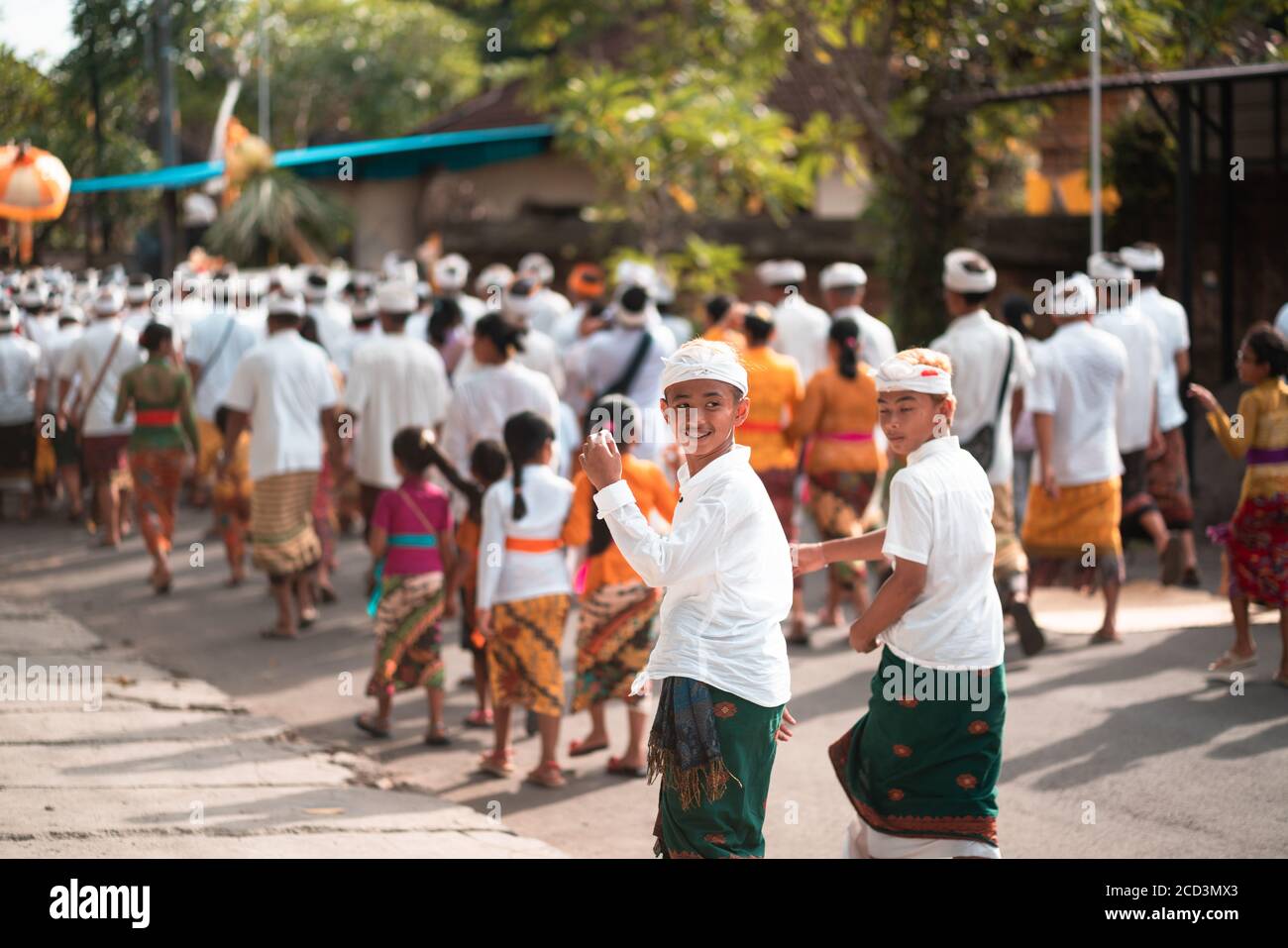 Galungan Holiday.Feste processione. Due ragazzi in primo piano. Isola di Bali, Indonesia.26.12.2018. Foto Stock