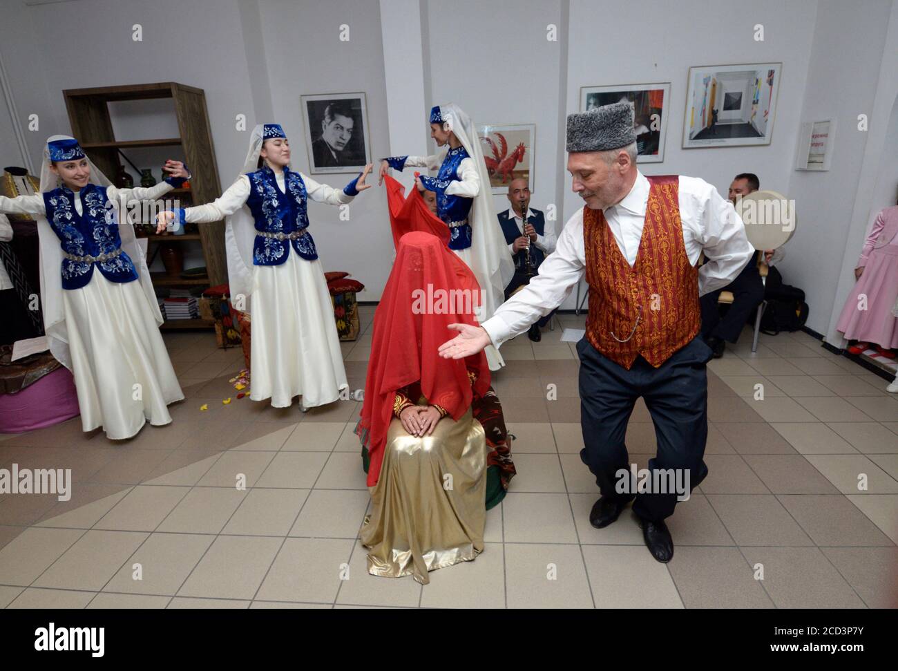 Cerimonia tradizionale di nozze di Crimea Tartar: Uno sposo che balla con una sposa durante il loro incontro. Giorni della cultura tartara di Crimea. 27 febbraio 2019. Kie Foto Stock