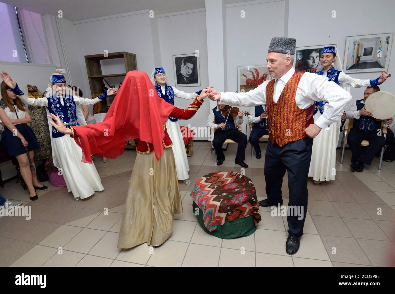 Cerimonia tradizionale di nozze di Crimea Tartar: Uno sposo che balla con una sposa durante il loro incontro. Giorni della cultura tartara di Crimea. 27 febbraio 2019. Kie Foto Stock
