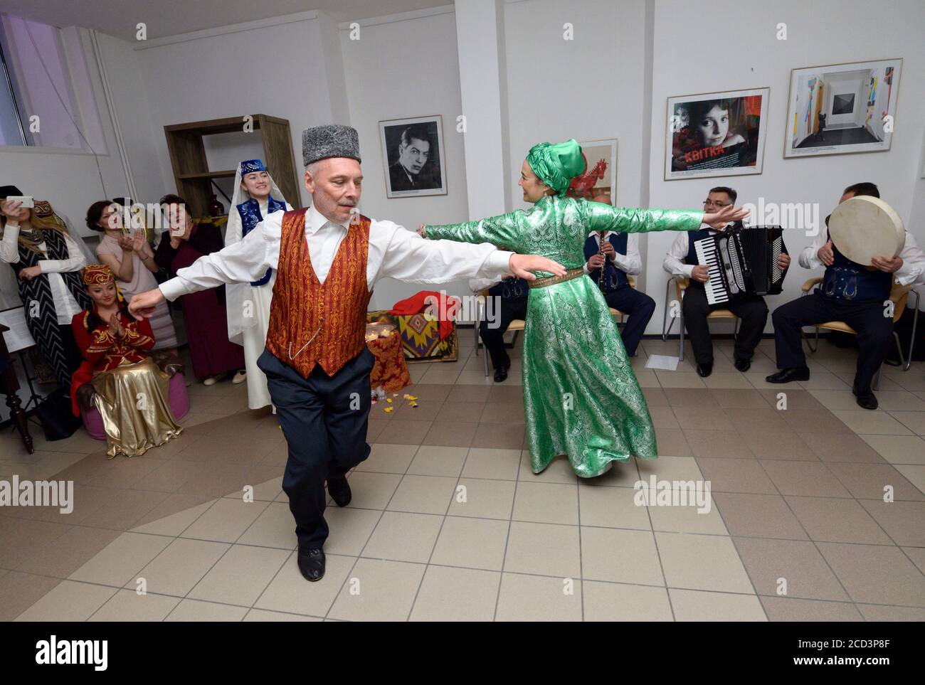 Cerimonia tradizionale di nozze di Crimea Tartar: Uno sposo che balla con una sposa durante il loro incontro. Giorni della cultura tartara di Crimea. 27 febbraio 2019. Kie Foto Stock