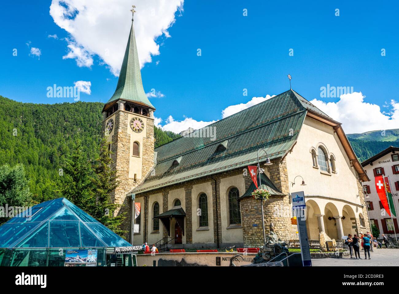 Zermatt Svizzera , 2 luglio 2020 : Vista laterale della chiesa parrocchiale di San Maurizio a Zermatt Svizzera Foto Stock