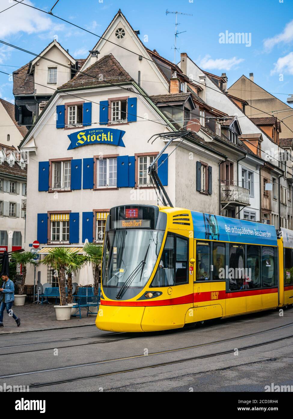 Basilea Svizzera , 29 giugno 2020 : Vista frontale verticale del tram giallo della compagnia BVB e delle antiche case nel centro storico di Basilea Svizzera Foto Stock