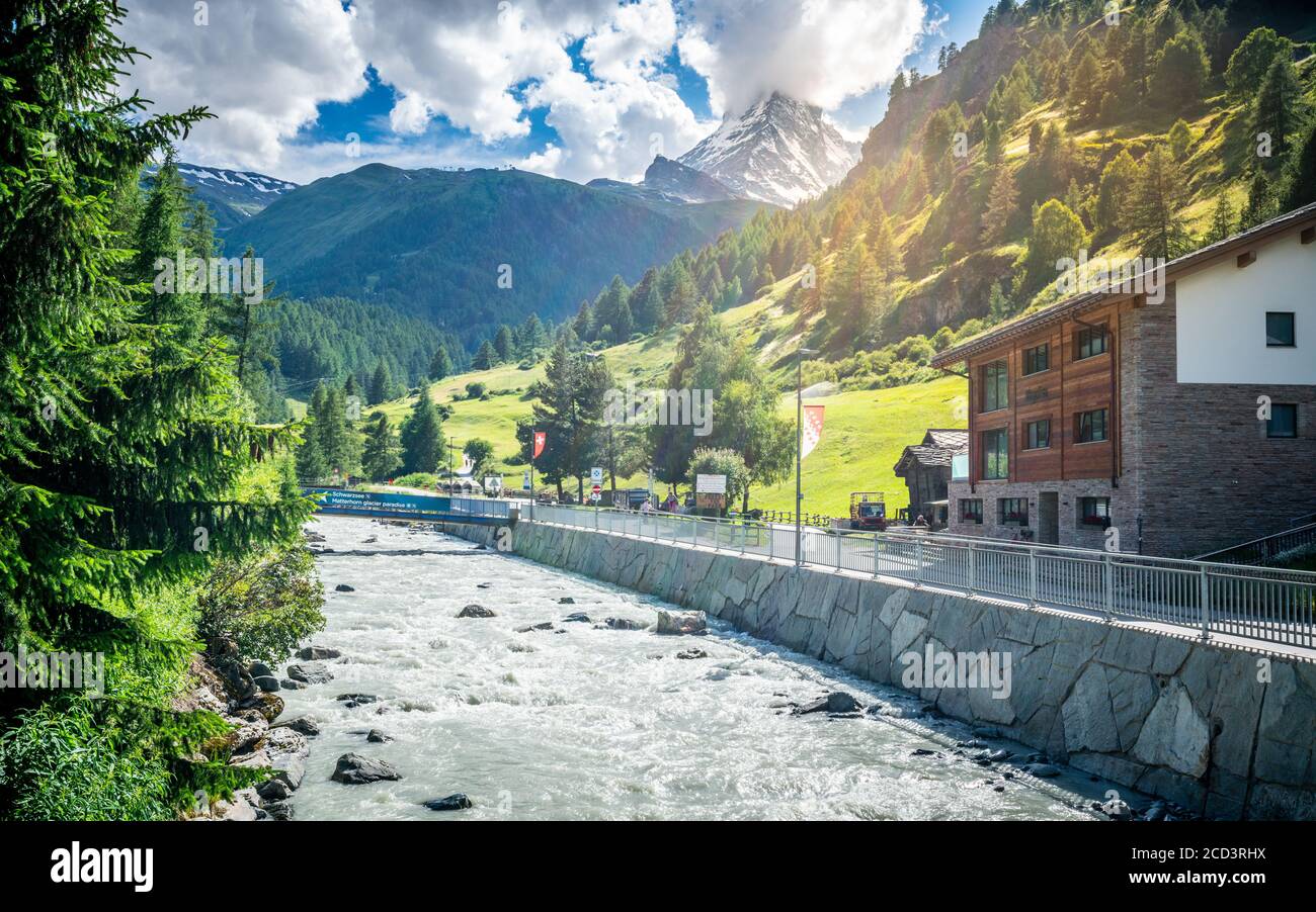 Zermatt Svizzera , 2 luglio 2020 : Matter Vispa vista fiume e Monte Cervino con cima nelle nuvole durante l'estate a Zermatt Svizzera Foto Stock