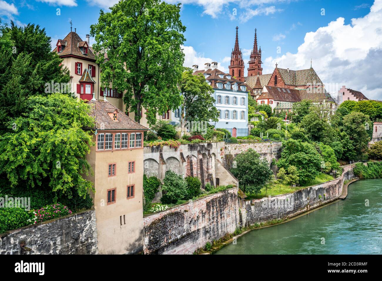 Il paesaggio urbano di Basilea con il colorato skyline della città vecchia, incluso il rosso cattedrale di munster e fiume a Basilea Svizzera Foto Stock