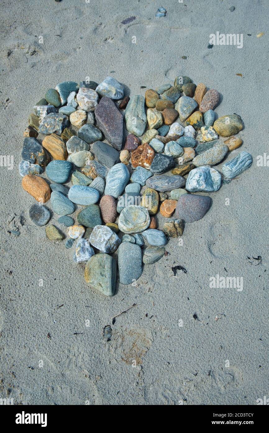 Pietre disposte a forma di cuore sulla spiaggia di Westpoint, Kintyre, Argyle e Bute. Foto Stock