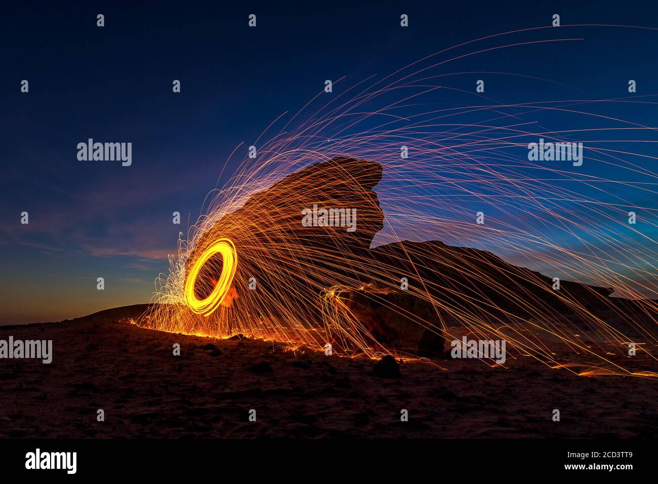 Una lana d'acciaio al fuoco di notte (fotografia notturna con una bassa velocità dell'otturatore) - selettiva messa a fuoco sul soggetto. Foto Stock