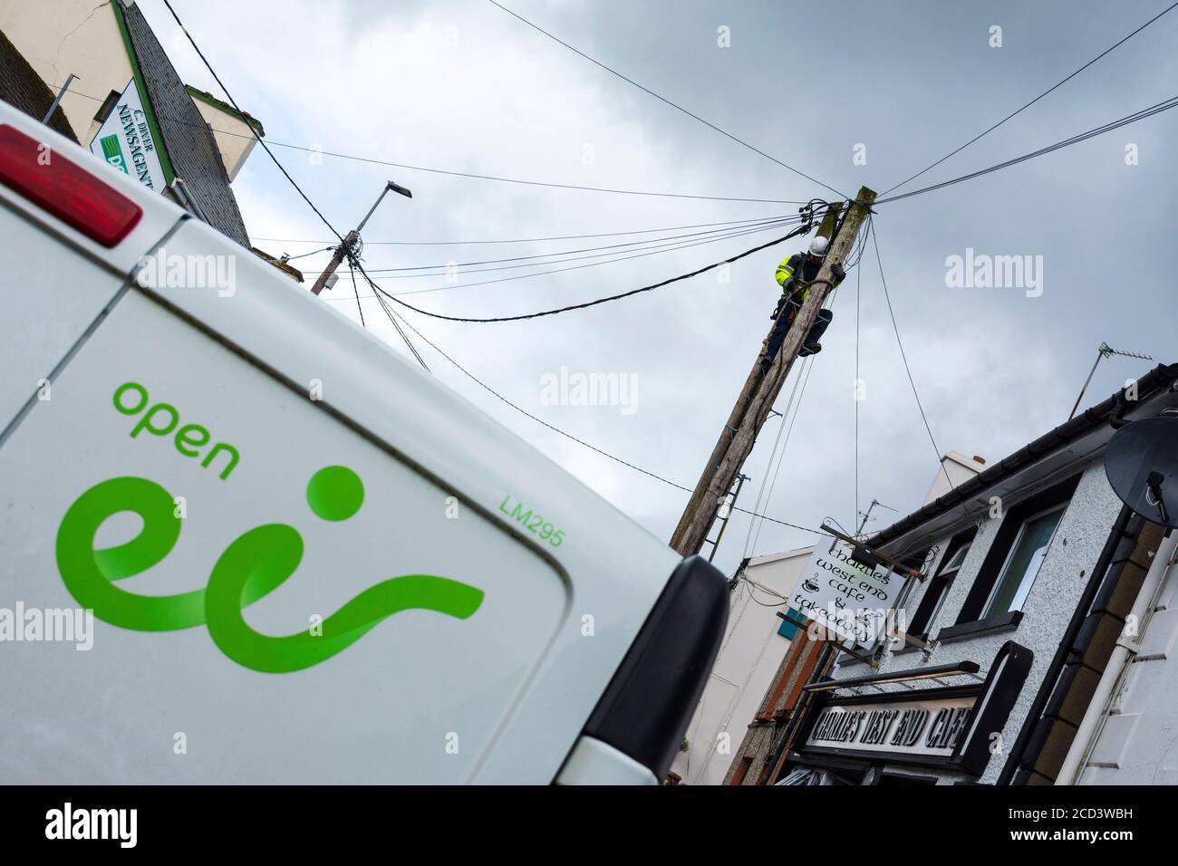 EIR Telecom Engineer lavora per la creazione di una pole ad Ardara, Contea di Donegal, Irlanda Foto Stock