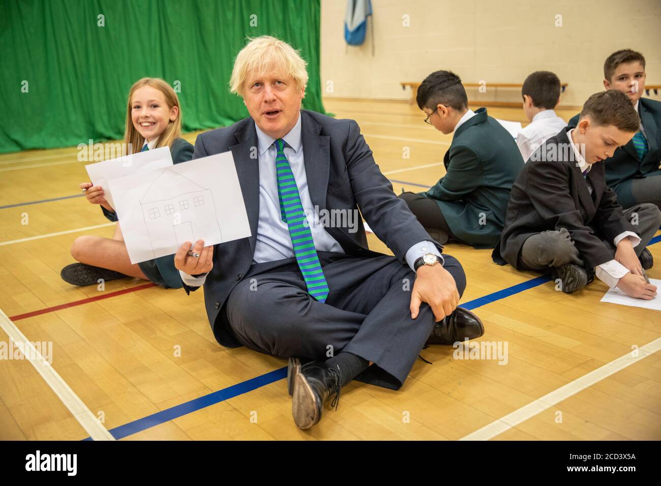 Primo Ministro Boris Johnson con Olivia Stokes in palestra partecipando a una sessione di induzione con anni sette come egli tour Castle Rock scuola, Coalville, nelle Midlands orientali. Foto Stock