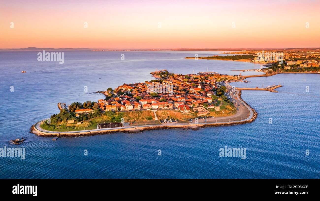 Nessebar, Bulgaria. Alba vista aerea di Nesebar / Mesembria antica città sulla costa del Mar Nero della Bulgaria. Foto Stock