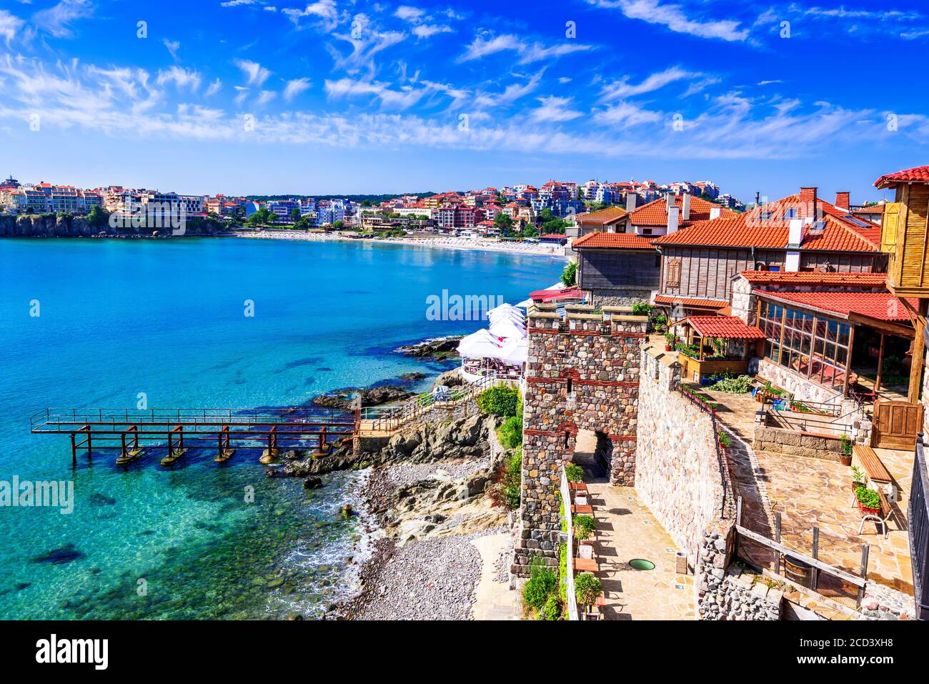Sozopol, Bulgaria. Acque turchesi estive e antiche mura di Apollonia, Mar Nero. Foto Stock