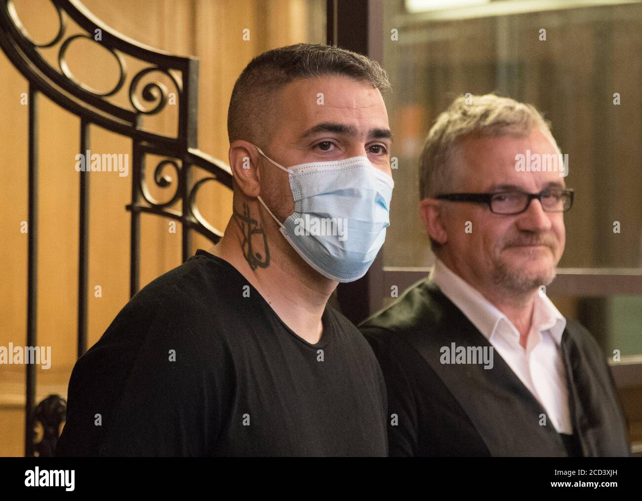 Berlino, Germania. 26 Agosto 2020. Anis Mohamed Youssef Ferchichi, noto come rapper Bushido, si trova accanto al suo avvocato nel processo contro il capo di una ben nota famiglia araba estesa. L'ex partner commerciale del rapper Bushido è accusato di diversi crimini contro Bushido. Tre fratelli di Arafat A.-CH. Bushido è un attore comune nel processo presso la corte regionale di Berlino. Credit: --/dpa Pool/dpa/Alamy Live News Foto Stock