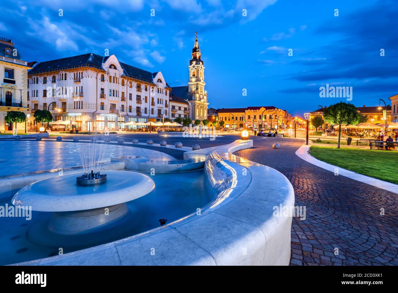 Oradea, Romania con Piazza dell'Unione (Piata Unirii) al crepuscolo della Transilvania occidentale. Foto Stock