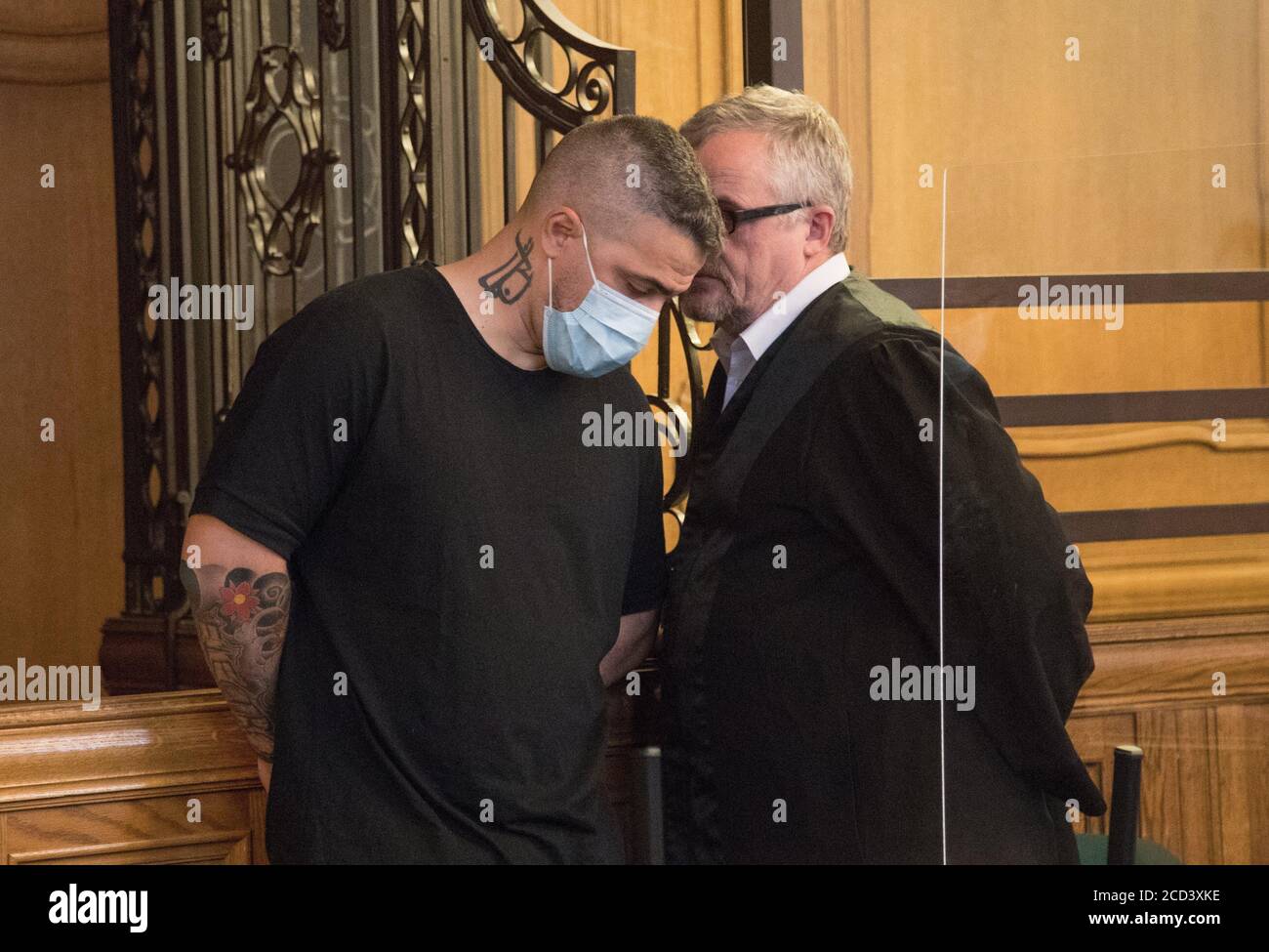 Berlino, Germania. 26 Agosto 2020. Anis Mohamed Youssef Ferchichi (l), noto come rapper Bushido, si trova accanto al suo avvocato nel processo contro il capo di una ben nota famiglia araba estesa. L'ex partner commerciale del rapper Bushido è accusato di diversi crimini contro Bushido. Tre fratelli di Arafat A.-CH. Bushido è un attore comune nel processo presso la corte regionale di Berlino. Credit: --/dpa Pool/dpa/Alamy Live News Foto Stock