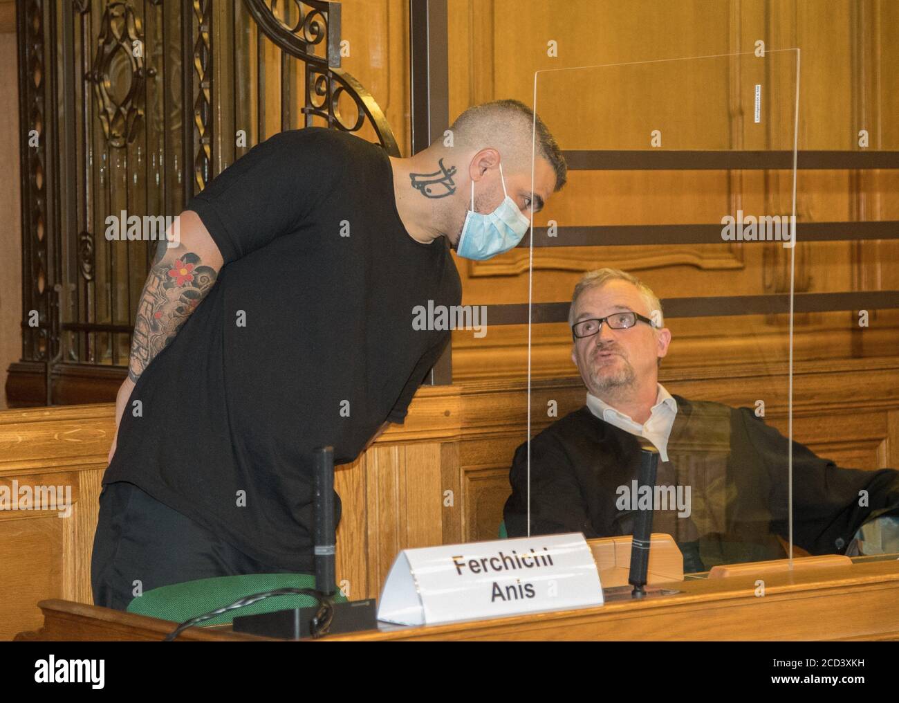 Berlino, Germania. 26 Agosto 2020. Anis Mohamed Youssef Ferchichi (l), noto come rapper Bushido, si trova accanto al suo avvocato nel processo contro il capo di una ben nota famiglia araba estesa. L'ex partner commerciale del rapper Bushido è accusato di diversi crimini contro Bushido. Tre fratelli di Arafat A.-CH. Bushido è un attore comune nel processo presso la corte regionale di Berlino. Credit: --/dpa Pool/dpa/Alamy Live News Foto Stock