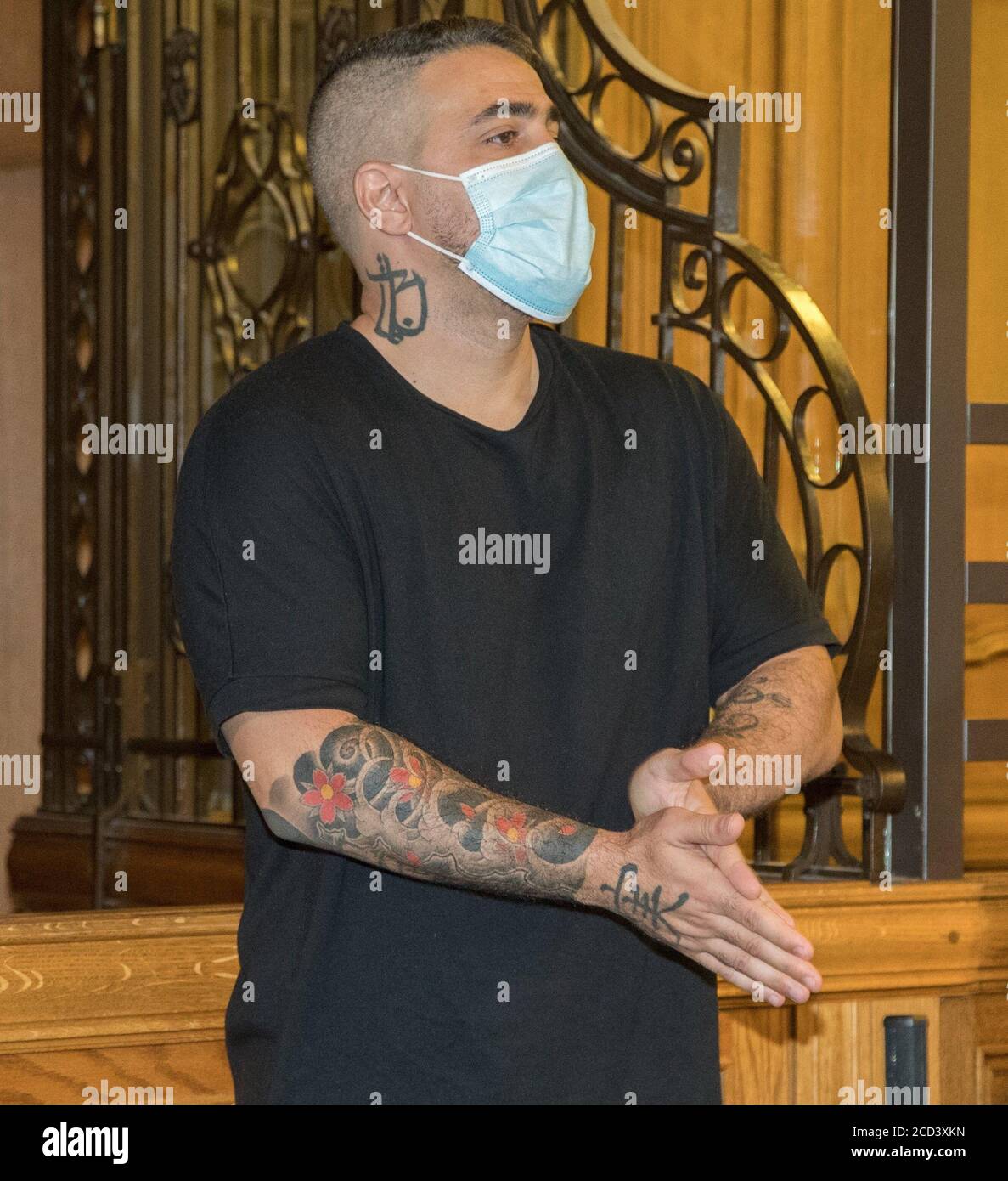 Berlino, Germania. 26 Agosto 2020. Anis Mohamed Youssef Ferchichi, conosciuto come il rapper Bushido, si trova in aula durante il processo contro il capo di una ben nota famiglia araba estesa. L'ex partner commerciale del rapper Bushido è accusato di diversi crimini contro Bushido. Tre fratelli di Arafat A.-CH. Bushido è un attore comune nel processo presso la corte regionale di Berlino. Credit: --/dpa Pool/dpa/Alamy Live News Foto Stock