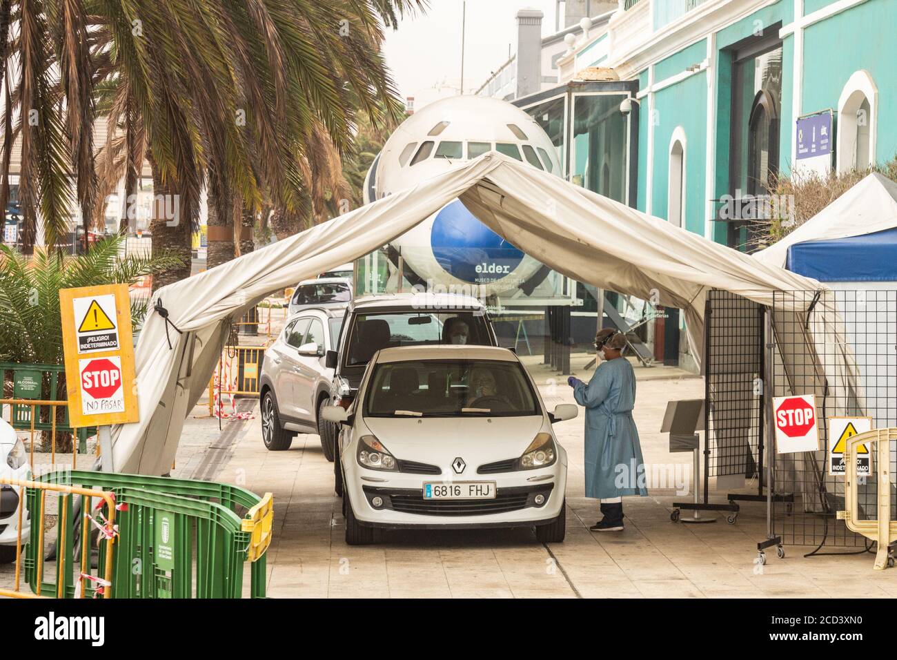 Las Palmas, Gran Canaria, Isole Canarie, Spagna. 26 agosto 2020. Le vetture si accodano alla guida attraverso la zona di test di Covid a Las Palmas su Gran Canaria, mentre i casi di Covid aumentano nelle isole Canarie. Ci sono stati più casi in agosto che i mesi di febbraio a luglio combinati. Credit: Alan Dawson/Alamy Live News Foto Stock