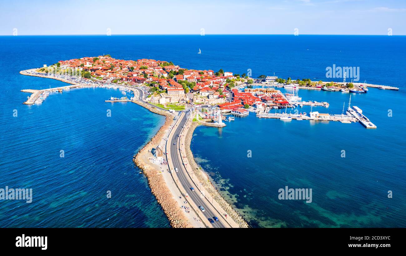 Nesebar, Bulgaria. Vista aerea dell'antica città di Msembria sulla costa del Mar Nero della Bulgaria. Foto Stock