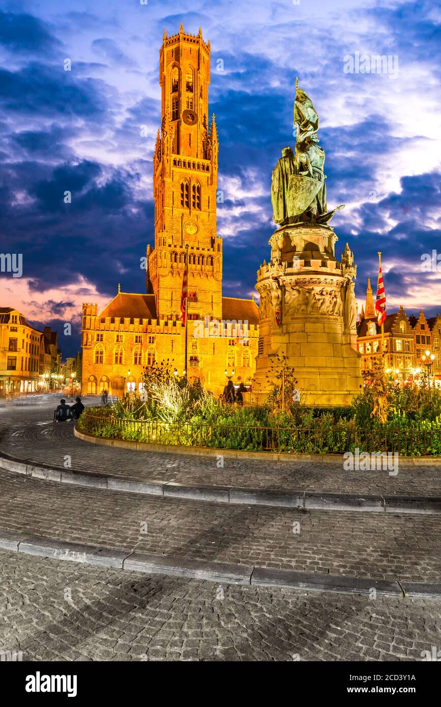 Bruges, Belgio. Grote Markt dominato dal campanile di Belfry o Belfort, Fiandre Occidentali. Foto Stock