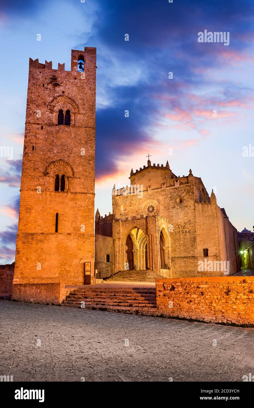 Erice, Sicilia - Basilica di Santa Maria, architettura normanna nel sud Italia, vista al crepuscolo. Foto Stock