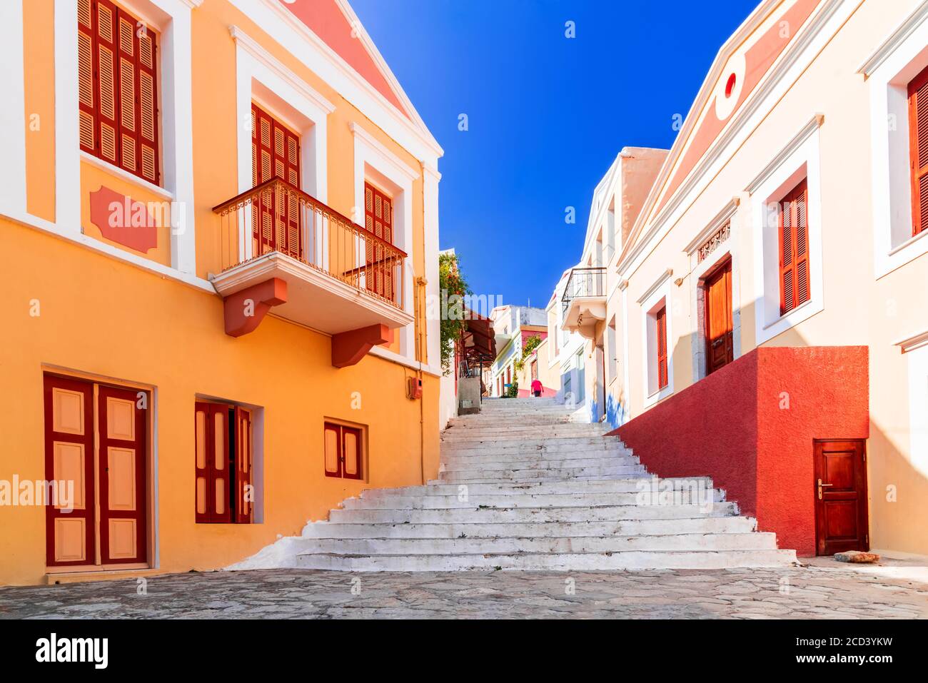 SYMI, Grecia. VEW sulle colorate strade dell'isola di Symi. Isole greche vacanza viaggio dall'isola di Rhodos. Foto Stock