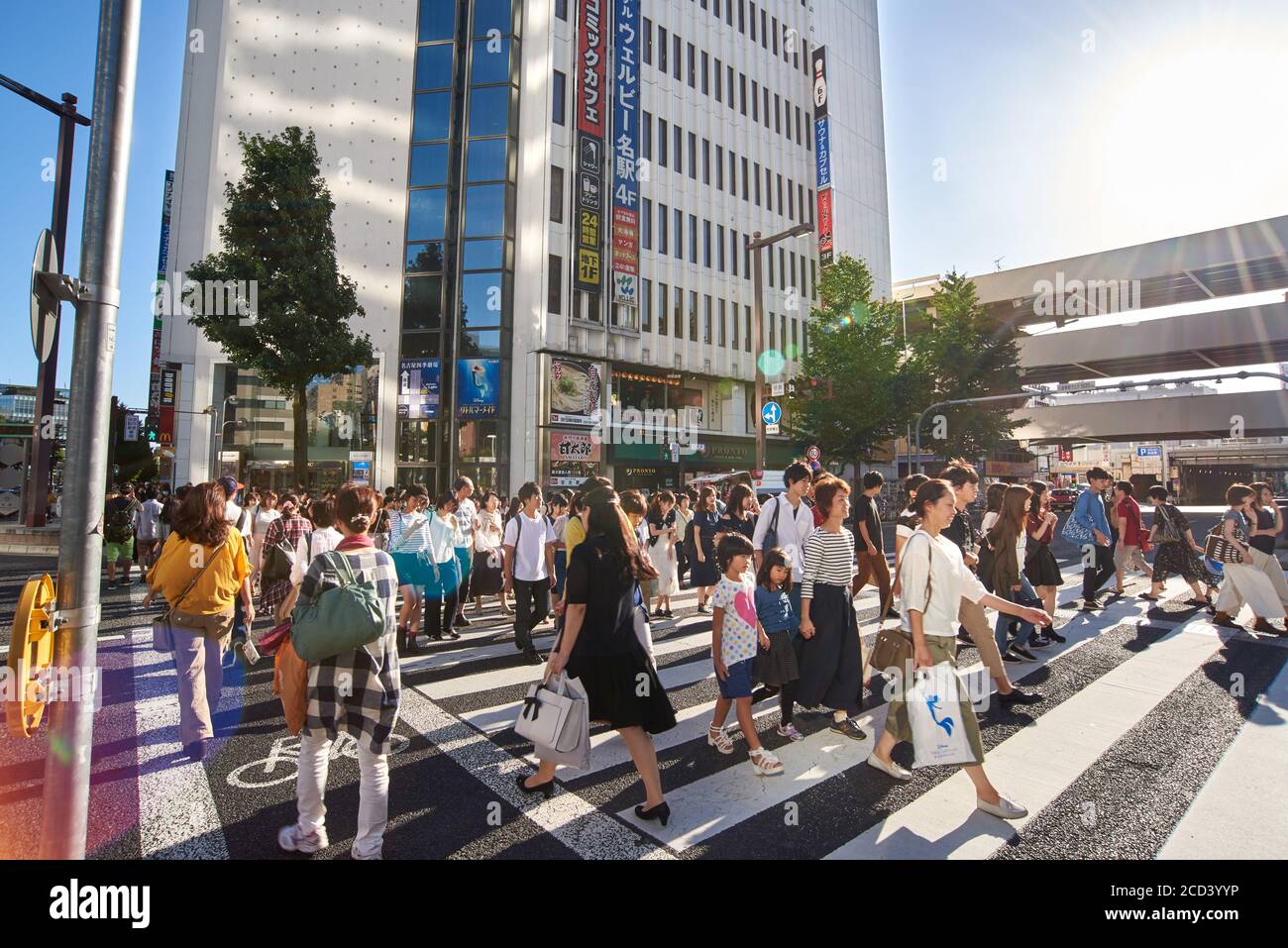 Pedoni e acquirenti vicino alla stazione di Nagoya, Giappone. Foto Stock