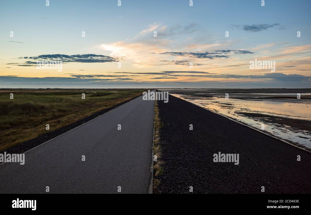 tramonto sulla strada, lista sylt germania Foto Stock