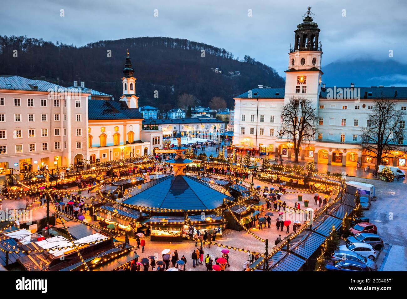 Salisburgo, Austria. Mercatino di Natale a Cathedral Square, le origini della fiera di Christkindlmarkt X-mas risalgono alla fine del 15 ° secolo. Foto Stock